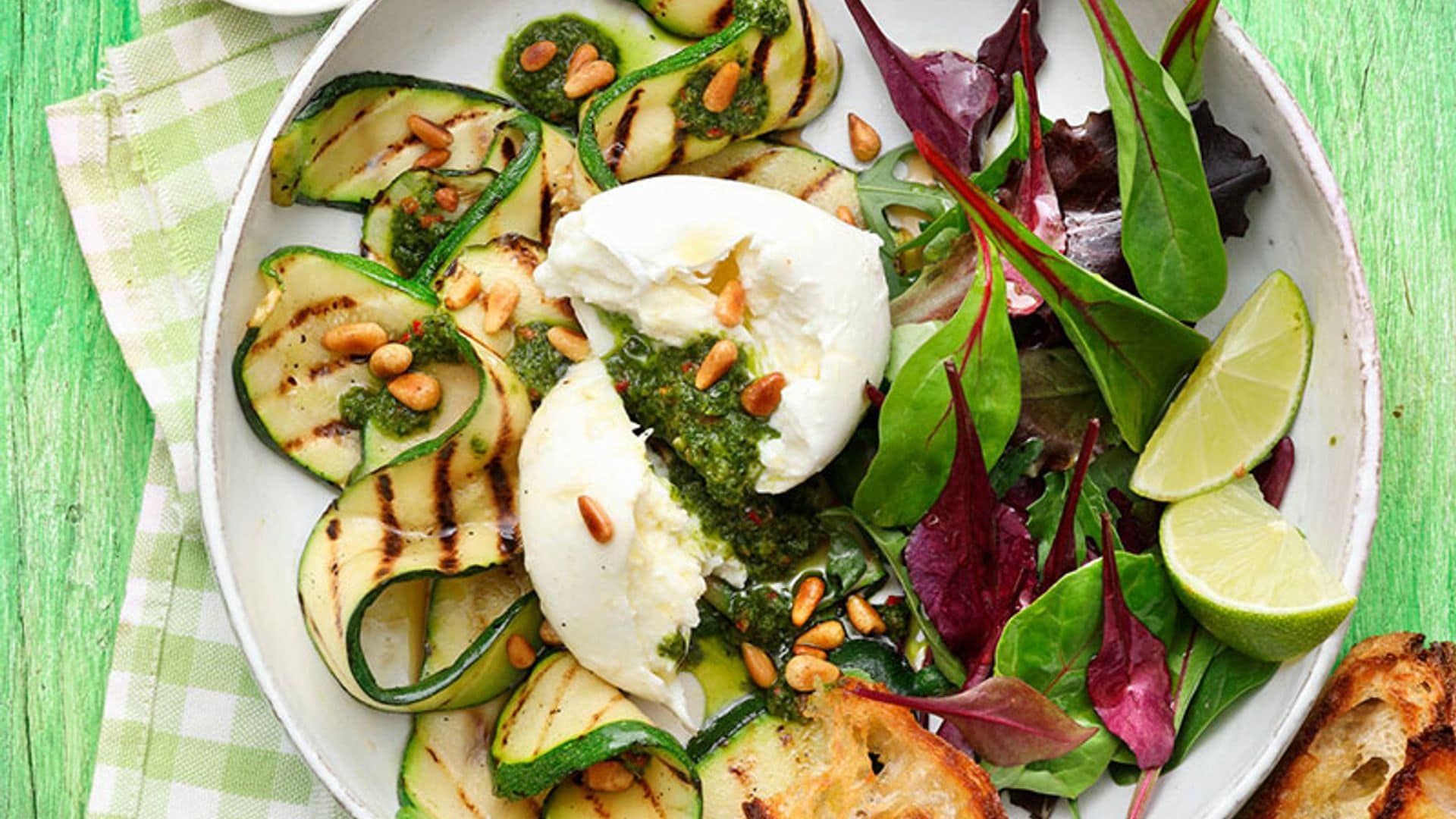 Ensalada de calabacín a la parrilla con mozzarella y pesto