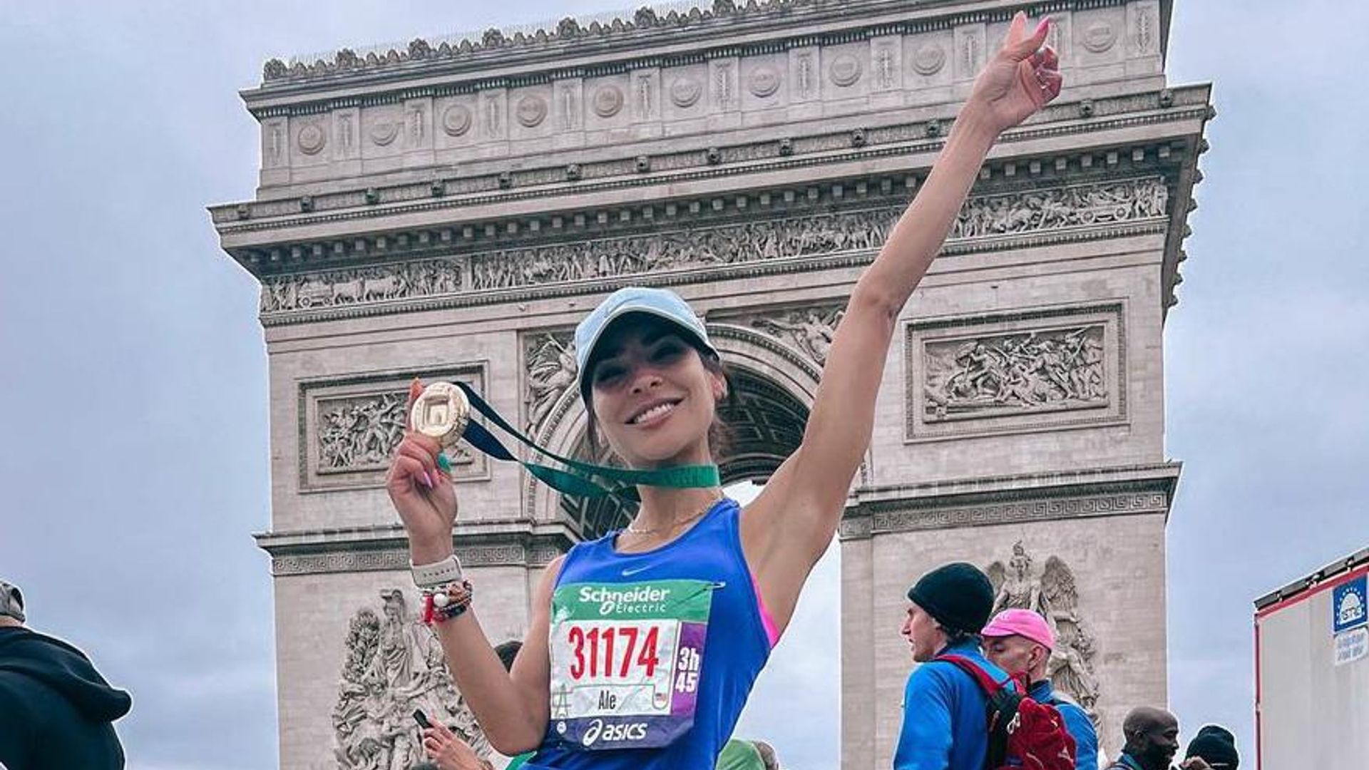 A pesar de estar lesionada, Alejandra Espinoza triunfa en el maratón de París