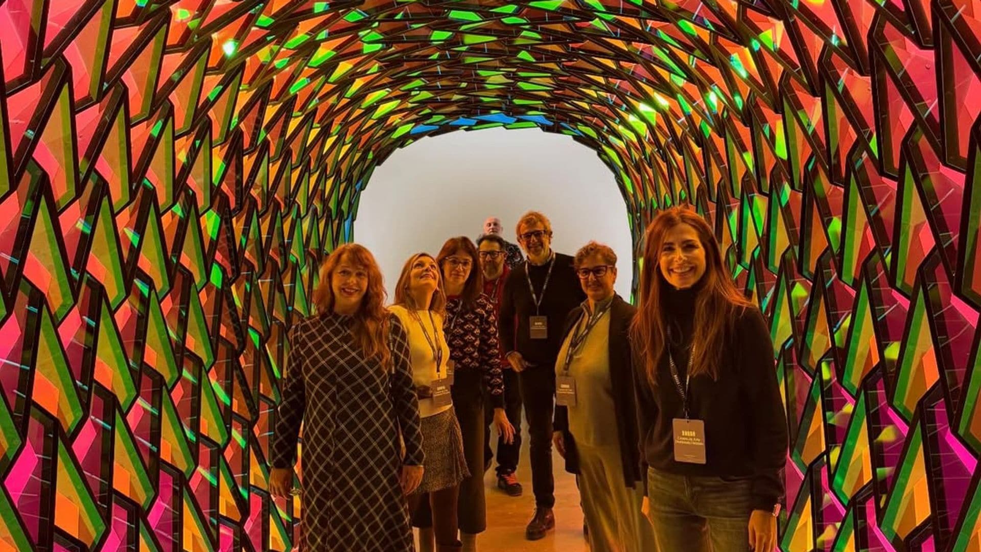 Nuria Roca y su familia en el túnel del danés Olafur Eliasson, en el Centro de Arte Hortensia Herrero, Valencia