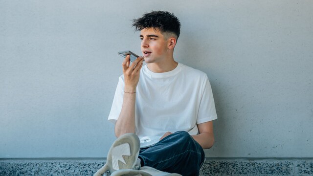 Adolescente hablando con un chatbot de IA