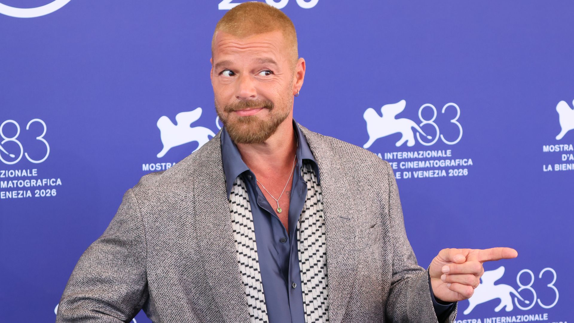 Ricky Martin, en su desconocida faceta de actor, causa furor en Venecia tras un verano con sus hijos y amigas como Esther Cañadas