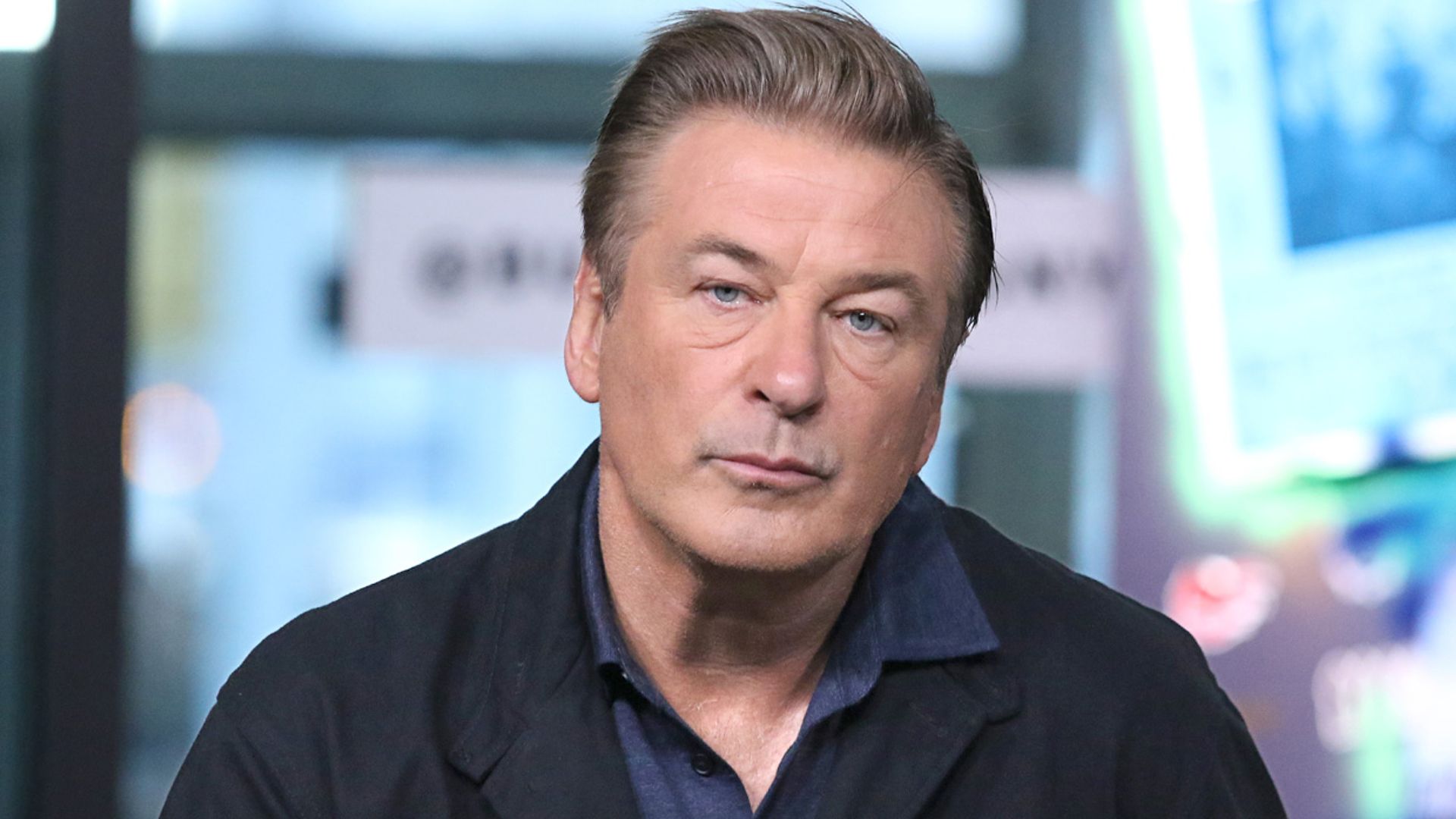 Alec Baldwin abraza al marido y al hijo de Halyna Hutchins, fallecida por un disparo accidental