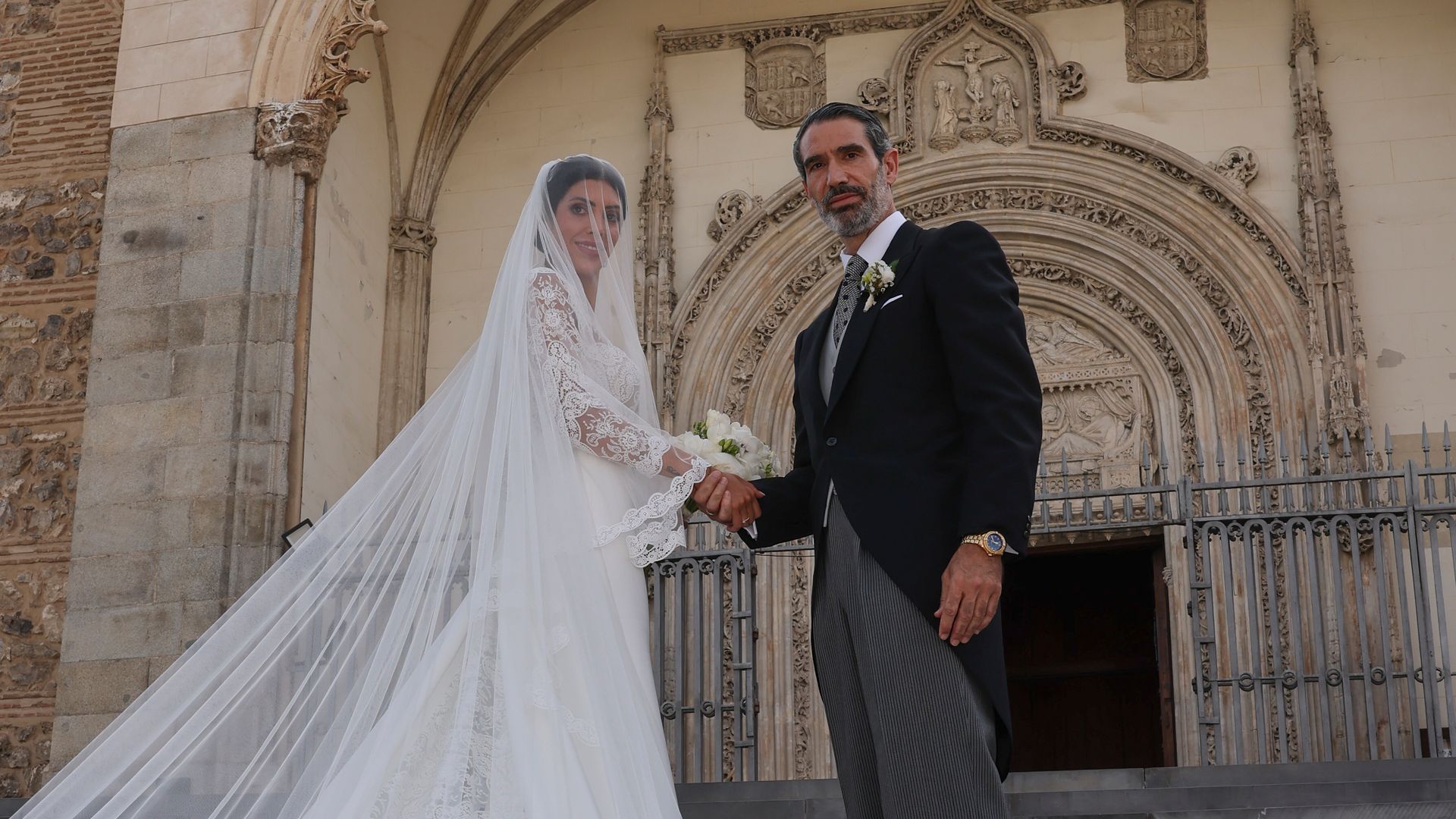 Ingrid Sanz Asensio se convierte en una novia de cuento con un vestido de encaje, manga francesa y un velo XXL en la iglesia donde se casaron sus padres
