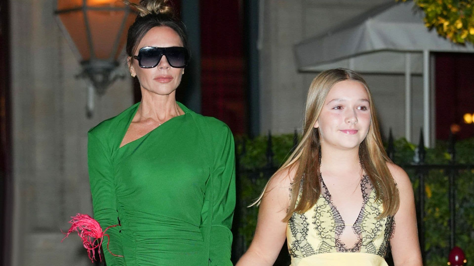 Harper Beckham, a sus 11 años, la mejor modelo de los vestidos que diseña su madre