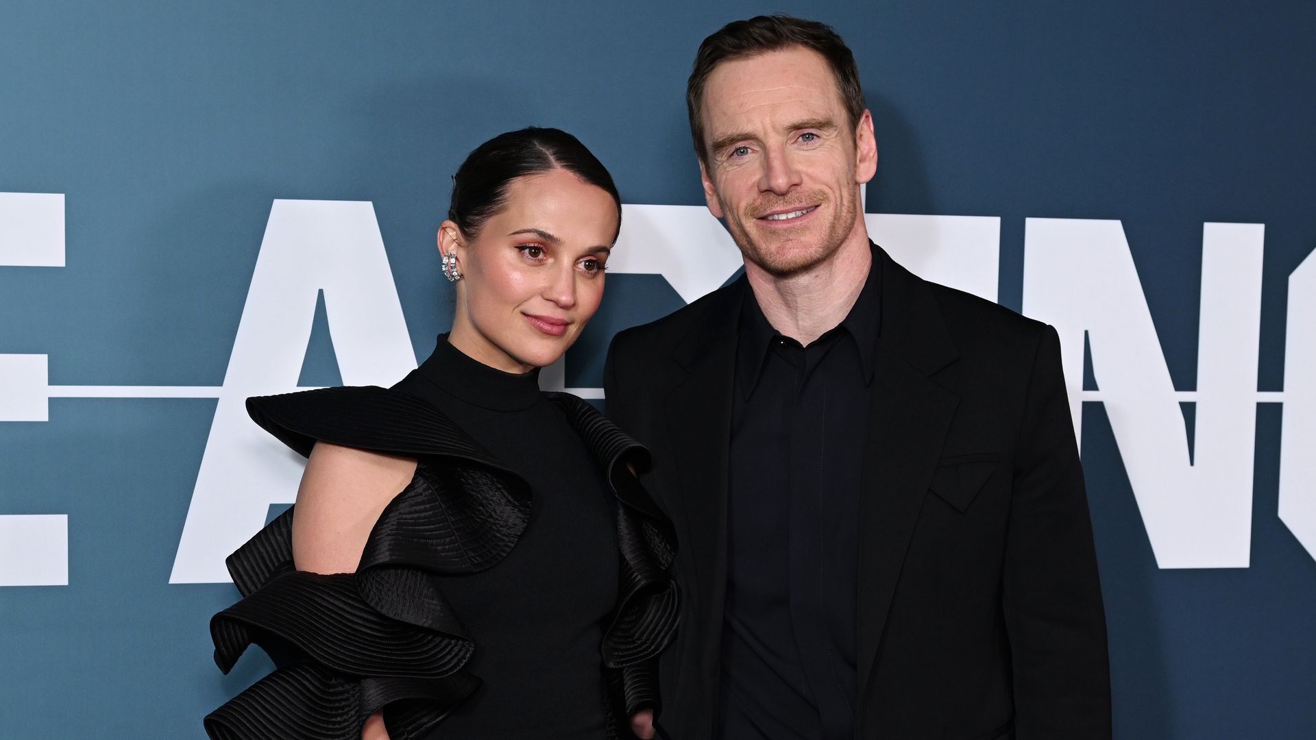 La aparición por sorpresa de Alicia Vikander y Michael Fassbender en Londres con looks coordinados