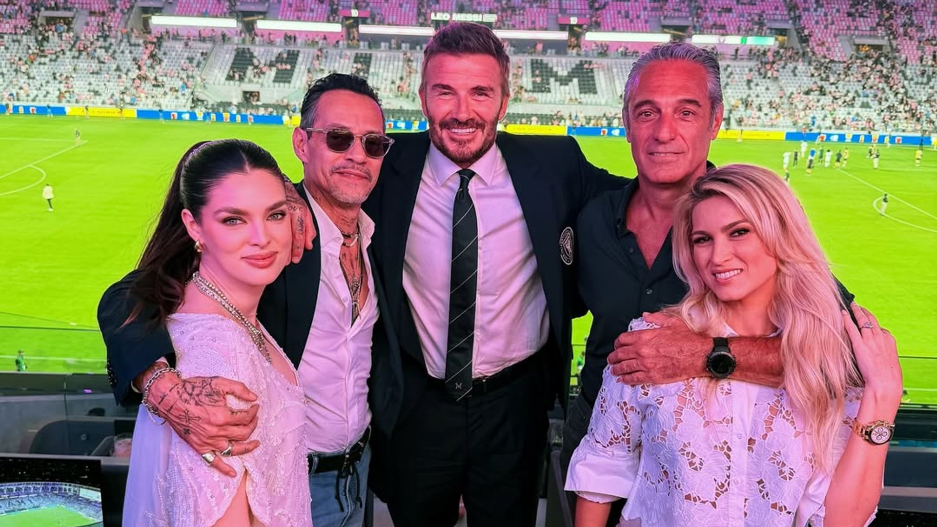 Marc Anthony y Nadia Ferreira brillan en un día histórico con David Beckham en el NU Stadium