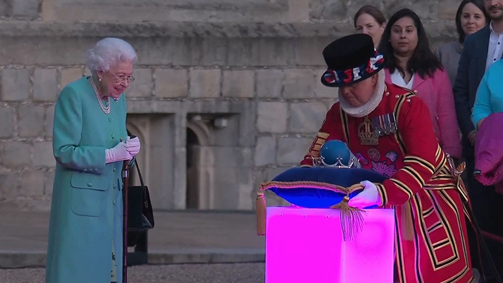 Isabel II, exultante en el encendido de antorchas con el que Reino Unido se ilumina en su honor