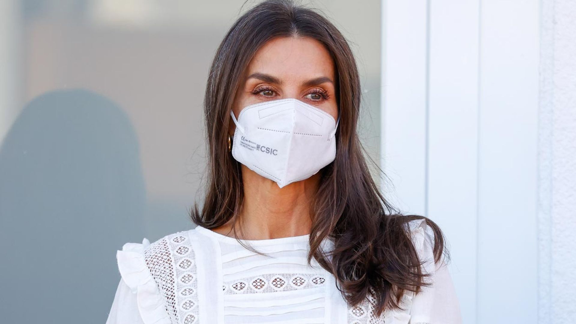 Doña Letizia reafirma su pasión por las blusas de volantes con un nuevo diseño bordado