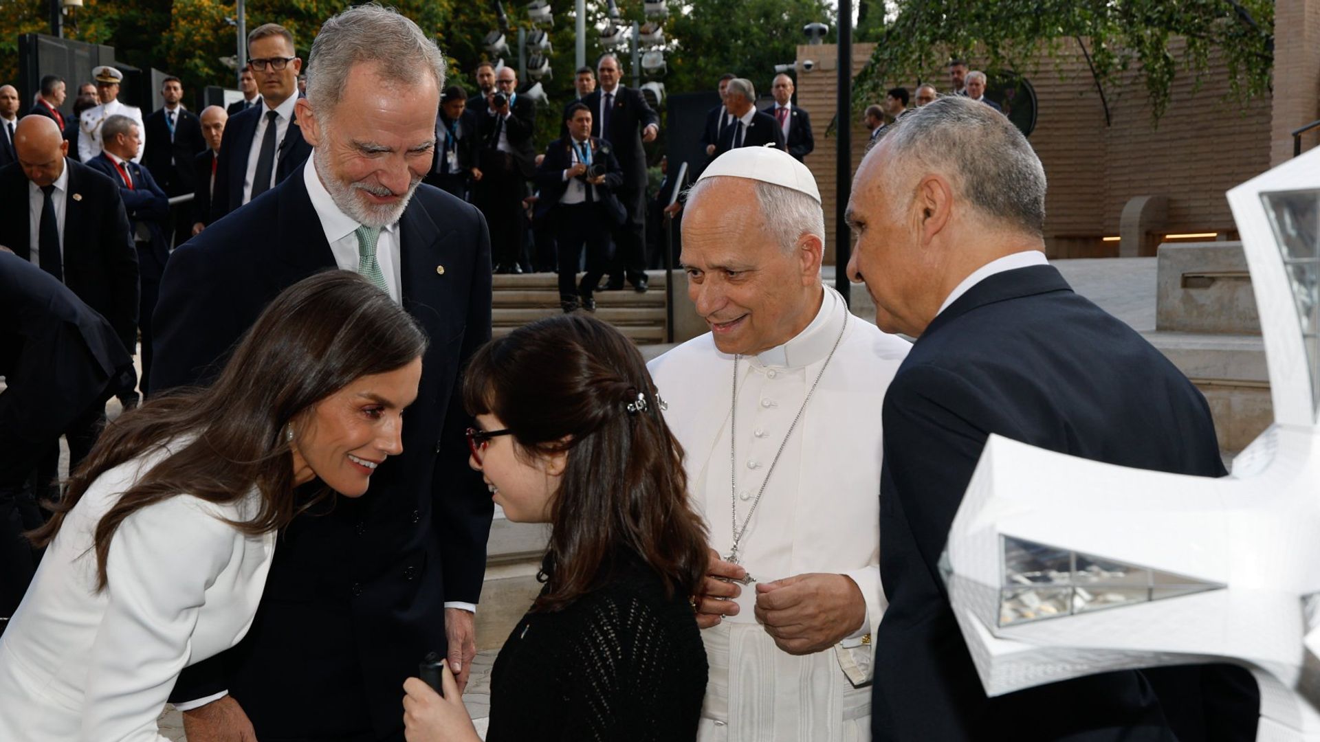 Valentina, la niña invidente de 13 años que emocionó a la reina Letizia y a Felipe VI en Barcelona y recibió un regalo del papa León XIV: "Lo guardaré para siempre"