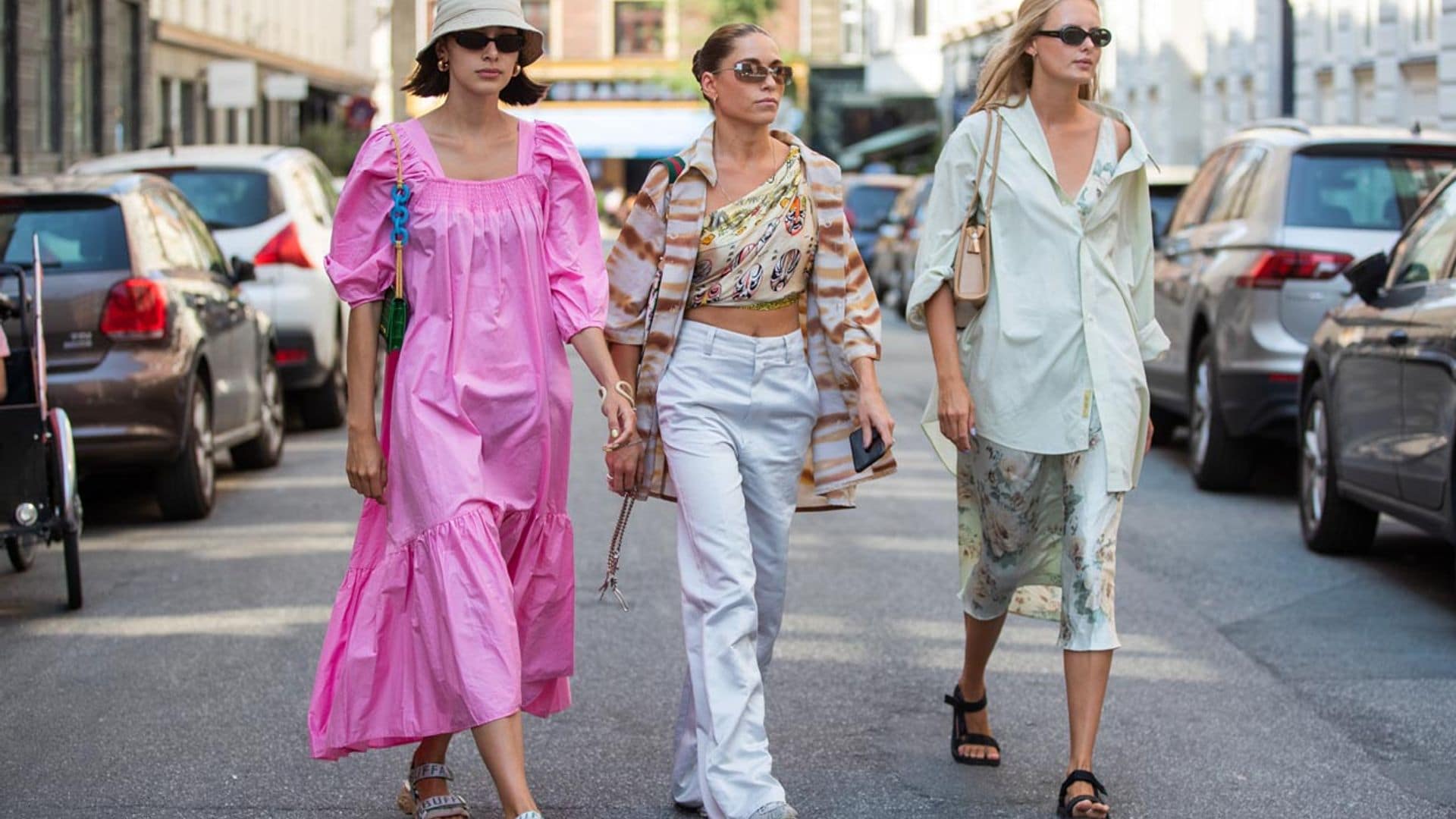 De los calcetines blancos a las camisas hawaianas: la ropa estilo ‘guiri’ es tendencia y nos encanta
