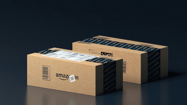 Unas cajas de Amazon sobre fondo negro