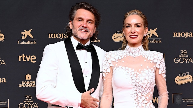 Salva Reina posando en los Goya 2025 junto a su pareja Kira Miró