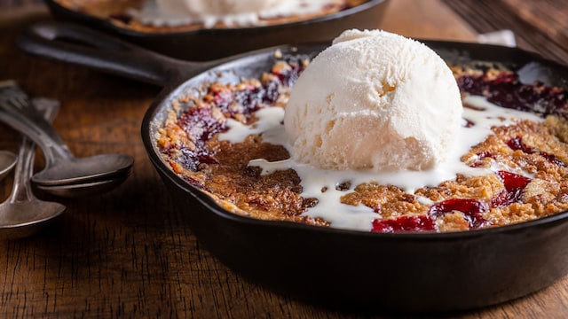 Tarta de galleta con helado en sartén de hierro fundido