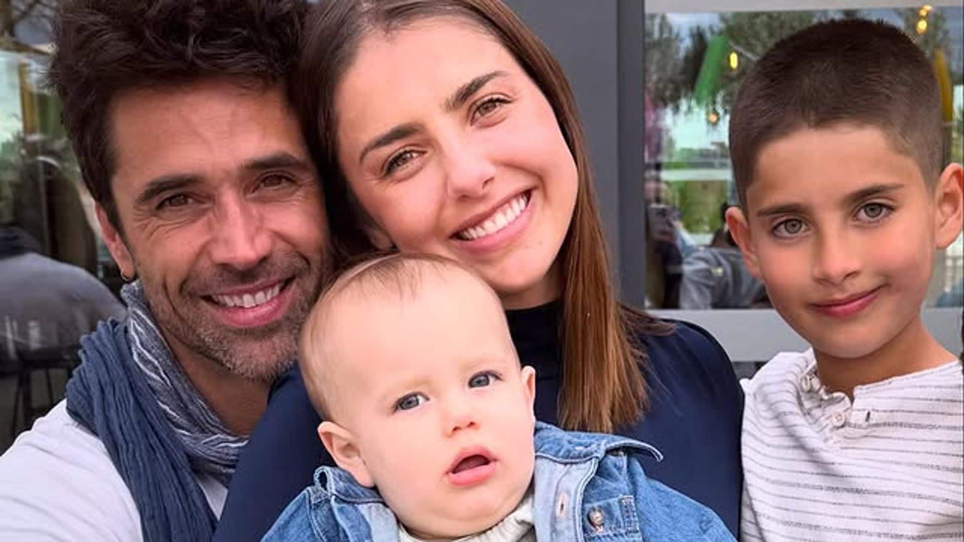 Michelle Renaud y Matías Novoa con sus hijos, Milo y Marcelo