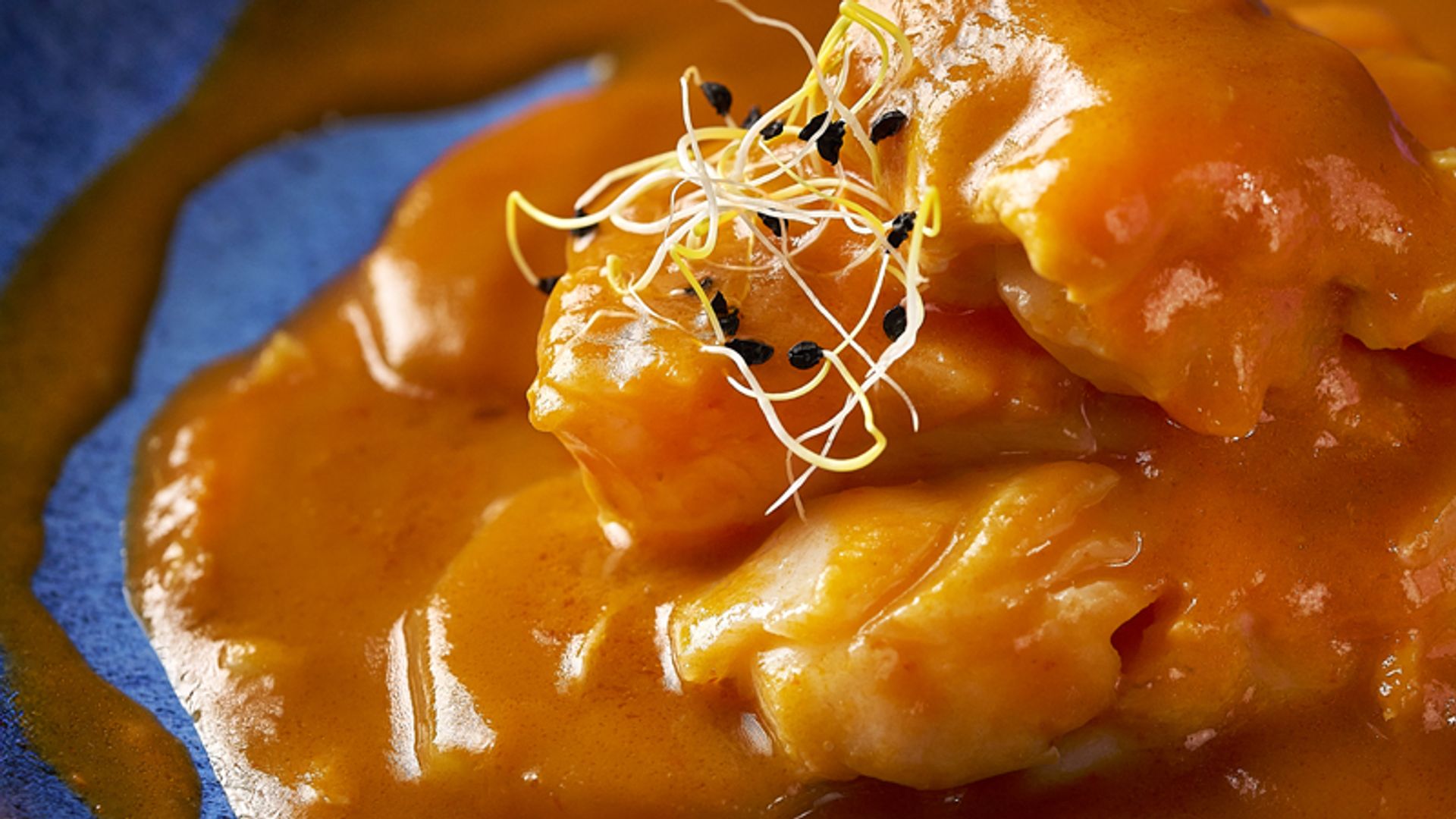 Lomo de skrei con su kokotxa y salsa vizcaína