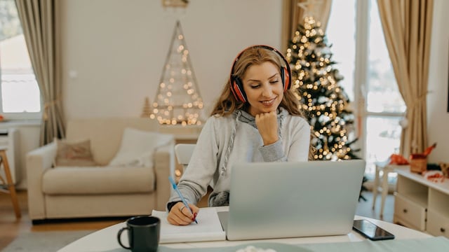 Mujer joven escribiendo en Navidad