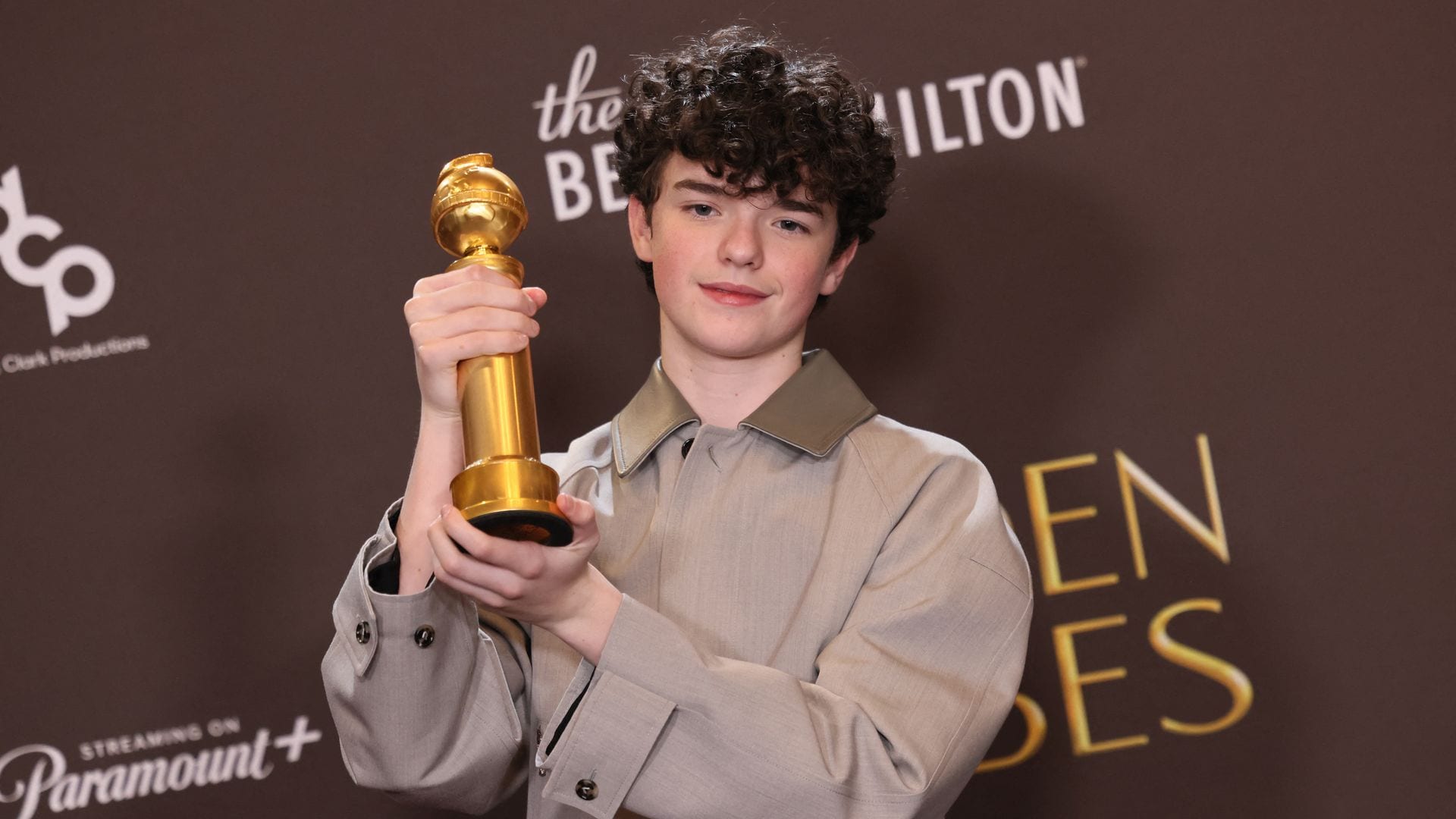 El actor británico Owen Copper con su premio como Mejor Actor de Reparto-Televisión por 'Adolescence'.