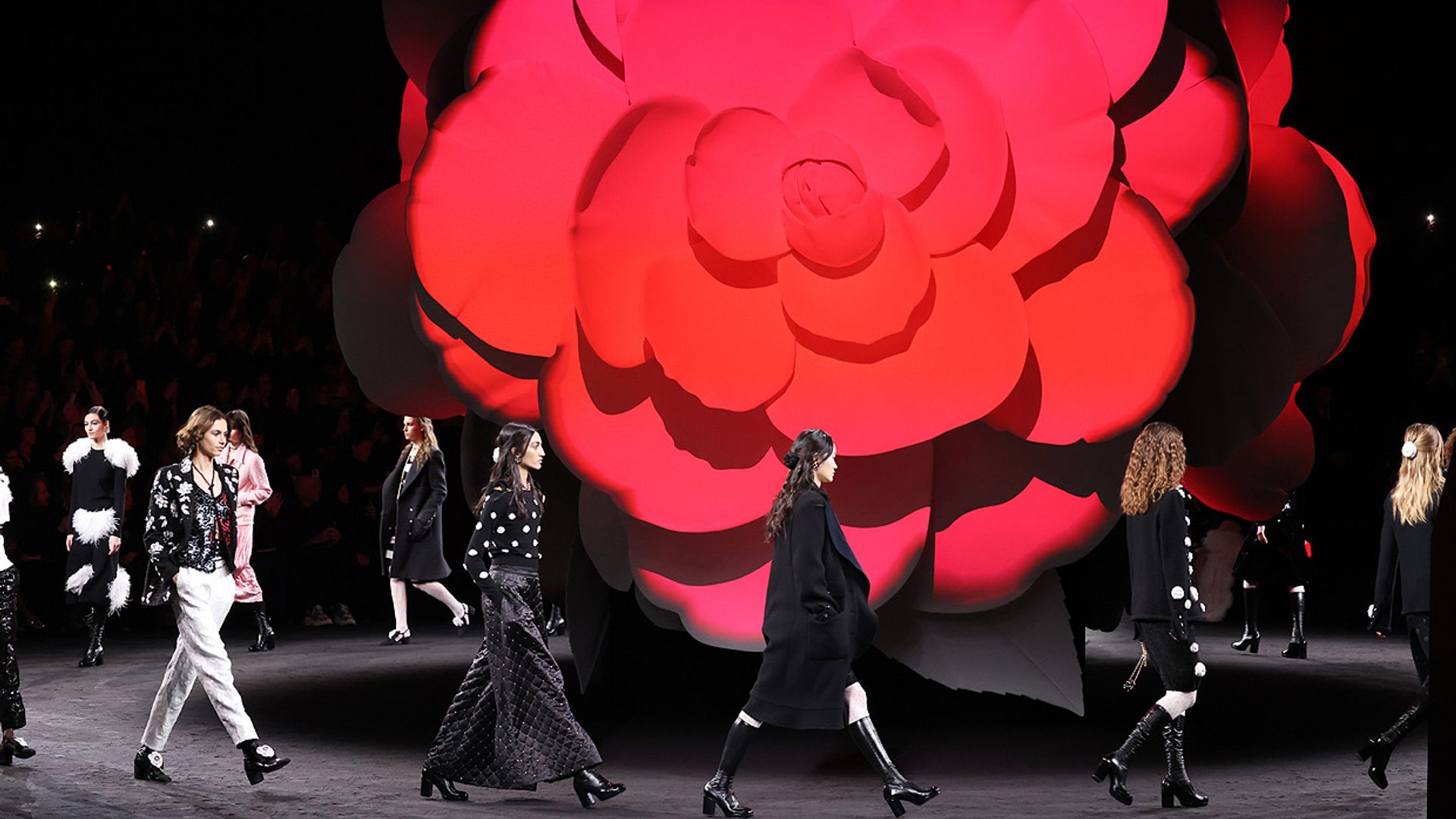 Chanel dedica su colección bicolor a la camelia, uno de sus iconos atemporales