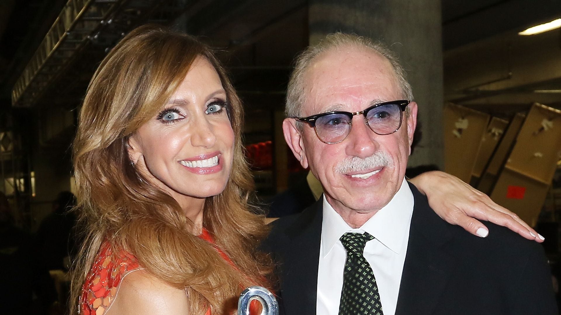 Lili Estefan posa con su papá, José Estefan, en Premio Lo Nuestro en 2017.