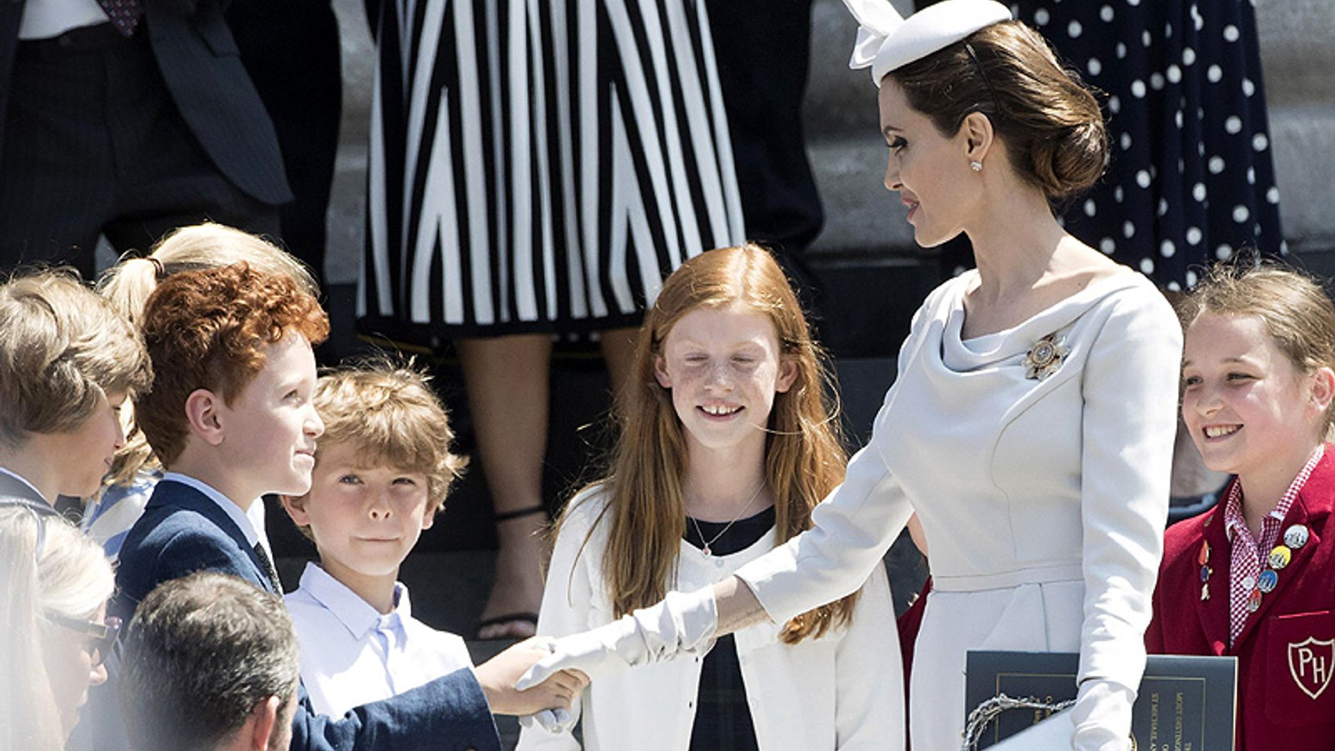 Isabel II, ausente de última hora por enfermedad del acto en el que Angelina Jolie acaparó todas las miradas