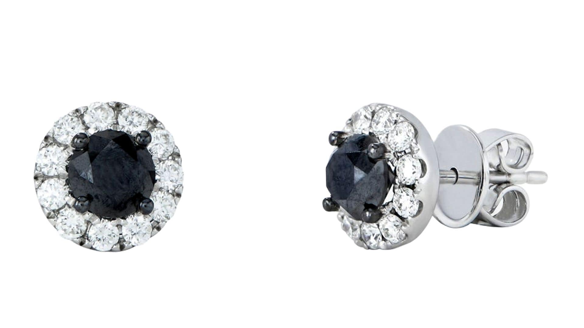 Pendientes de oro blanco y diamantes blancos y negros (3.590 €), de Suarez