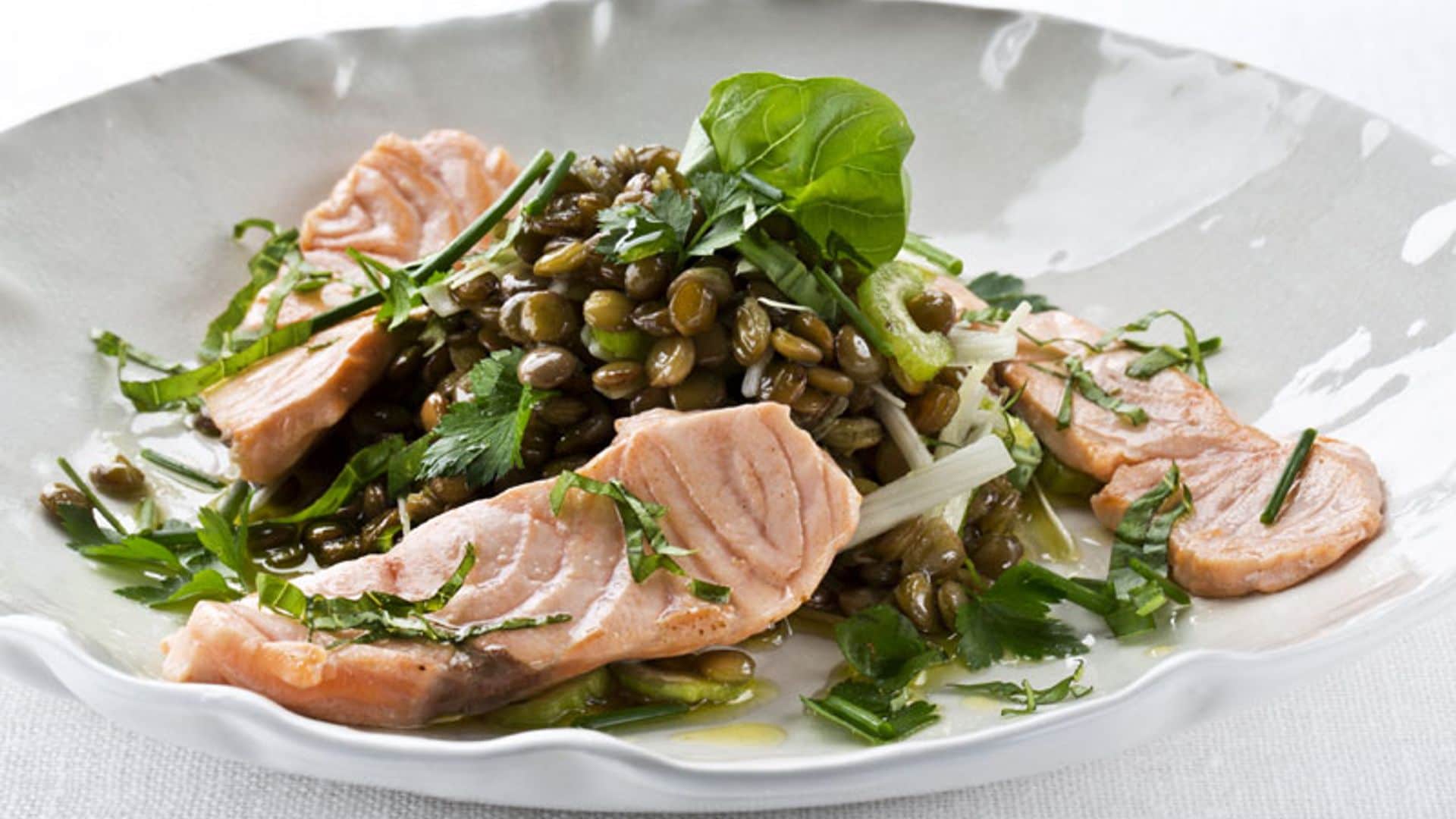 Ensalada de lentejas con salmón fresco