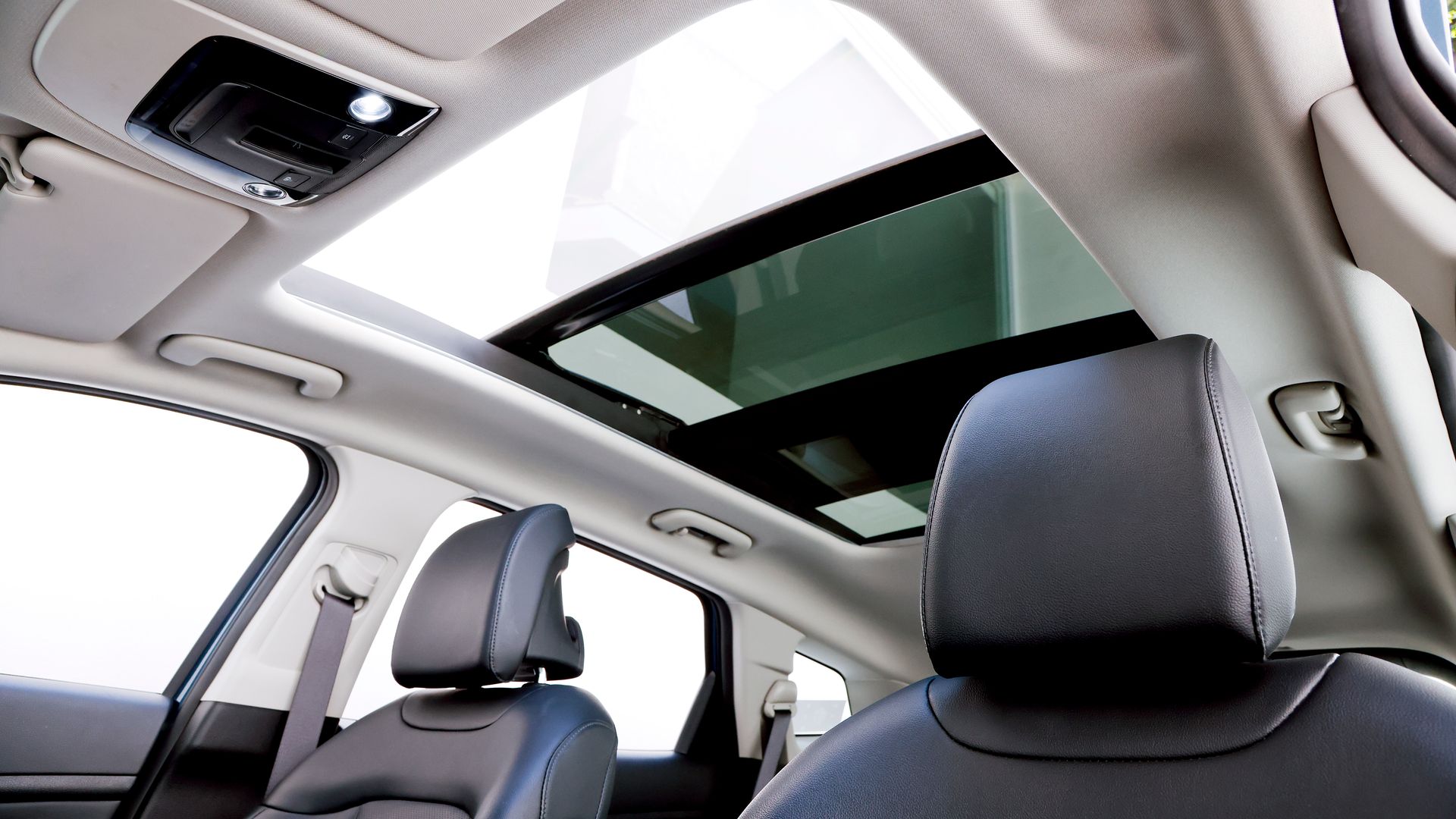 Equipada con un techo panorámico de apertura eléctrica, Kia Sportage te ofrecerá las vistas más espectaculares en todo momento. Ya sea que viajes por trabajo o para unos días de vacaciones, esta función hará toda la diferencia en tu travesía. 