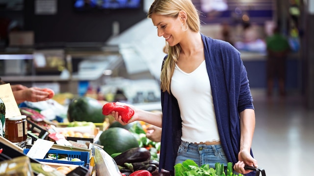 mujer comprando verduras en el mercado