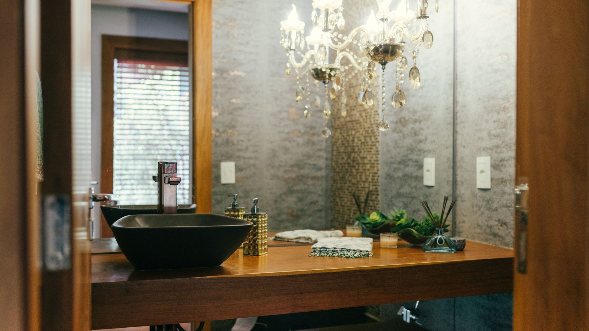 Por qué los aseos de cortesía son el mejor lugar de la casa para arriesgar con la decoración: 10 ideas que lo demuestran