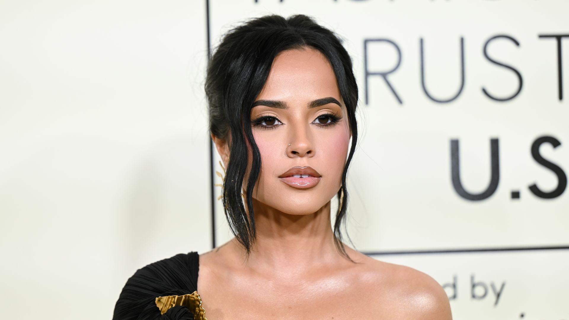 Becky G sorprende con un femenino vestido 'cut-out' en los Fashion Trust U.S. Awards