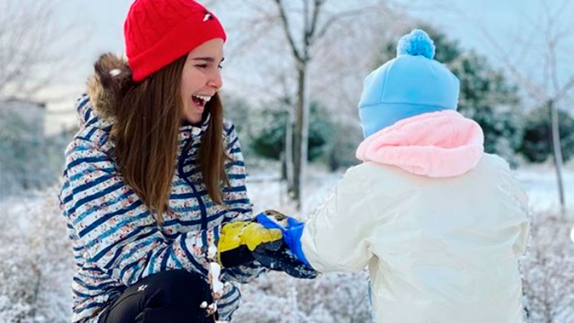 Natalia Sánchez muestra, emocionada, la primera vez de su hija en la nieve con un improvisado trineo