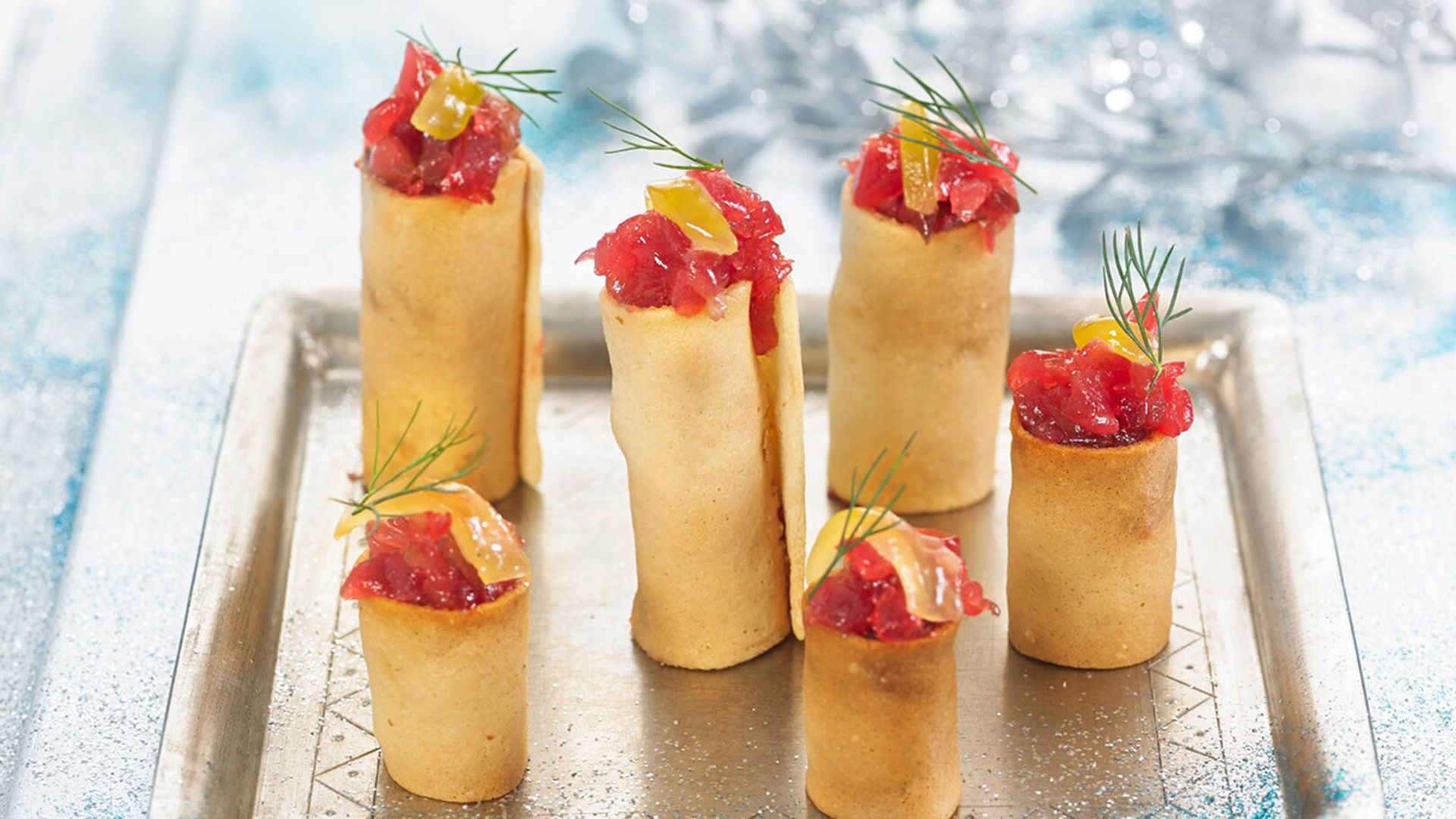 Rollitos de crepes rellenos de tartar de atún