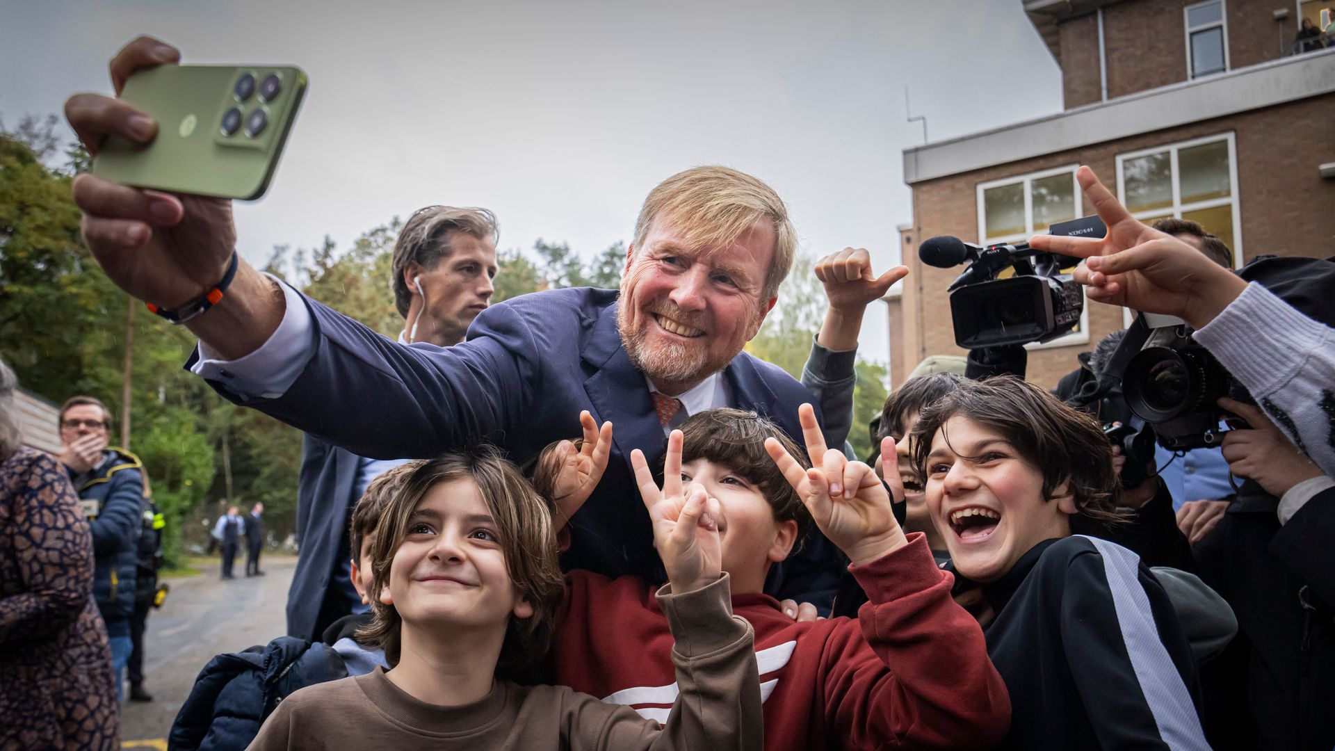 Simpática imagen del rey Guillermo de Holanda haciéndose un selfie con unos niños de un centro de asilo en Leersum 