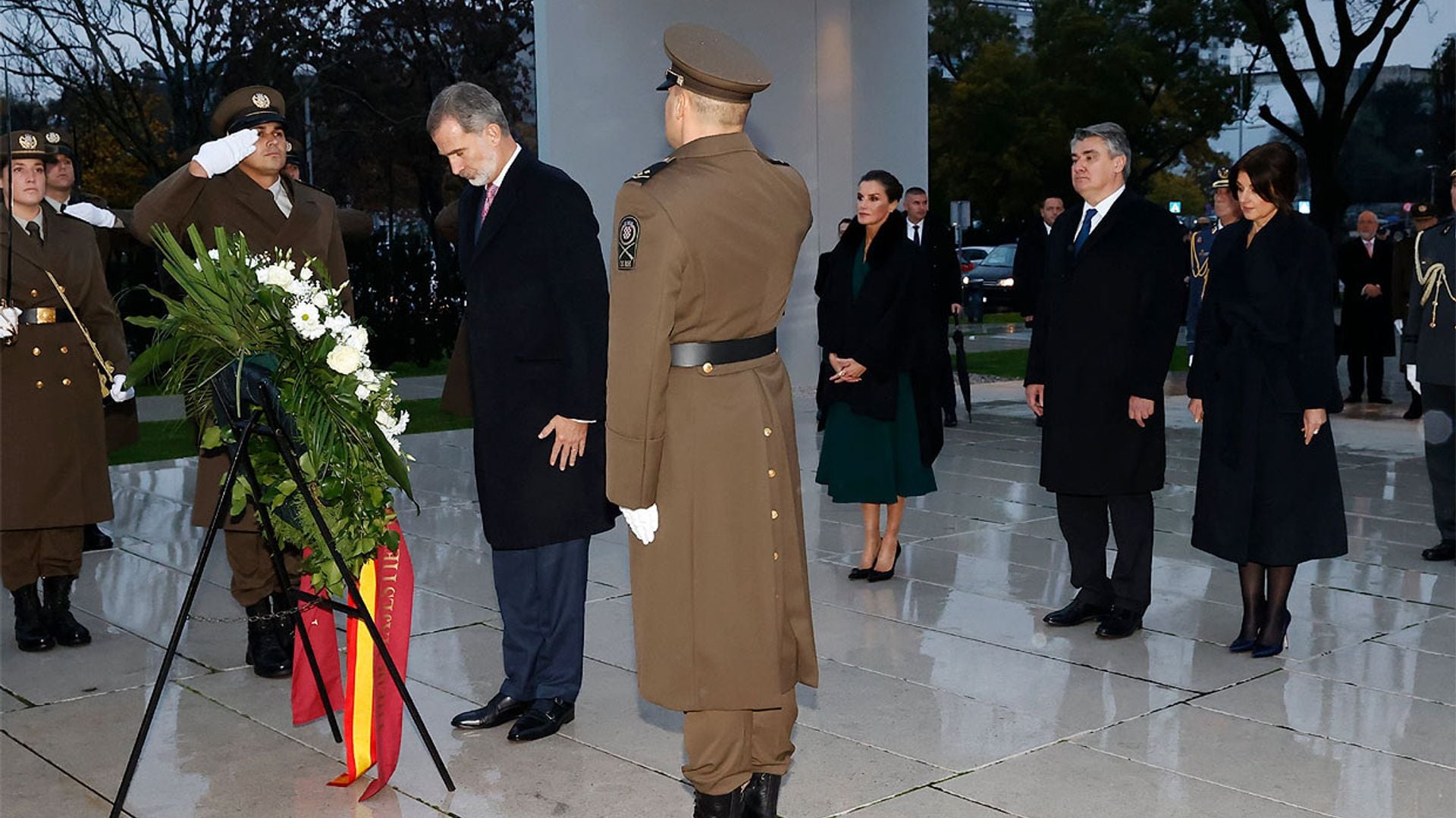 Los Reyes arrancan su visita a Croacia con una ofrenda floral en el monumento a la Patria