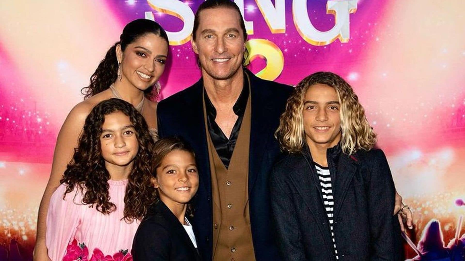 ¡Qué cambiados están los niños! Matthew McConaughey y su mujer se van de estreno en familia