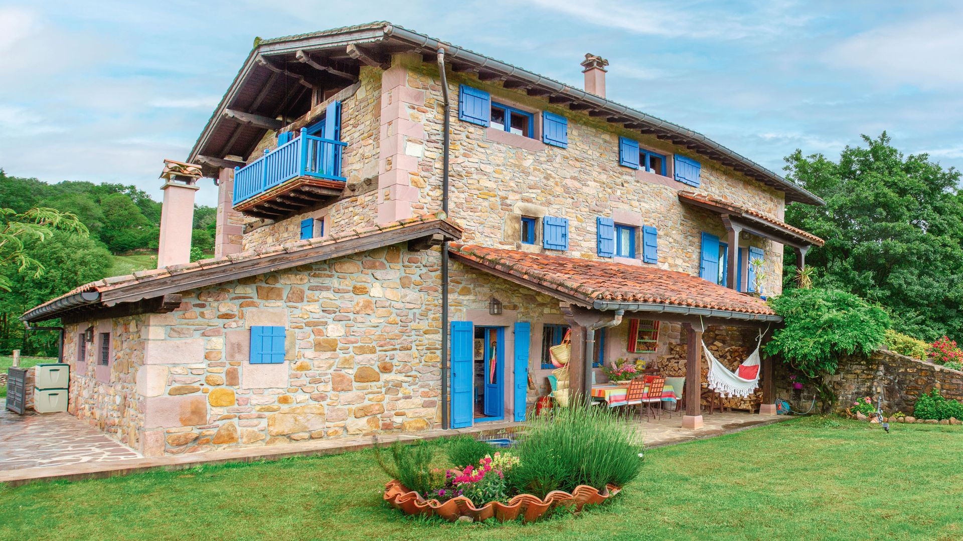 Panorámica del caserío en Navarra de Paloma San Basilio