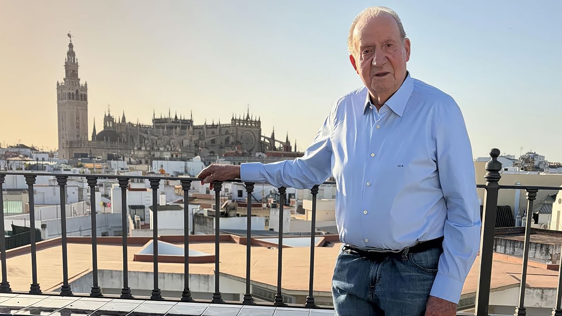 El rey Juan Carlos mirando la Giralda