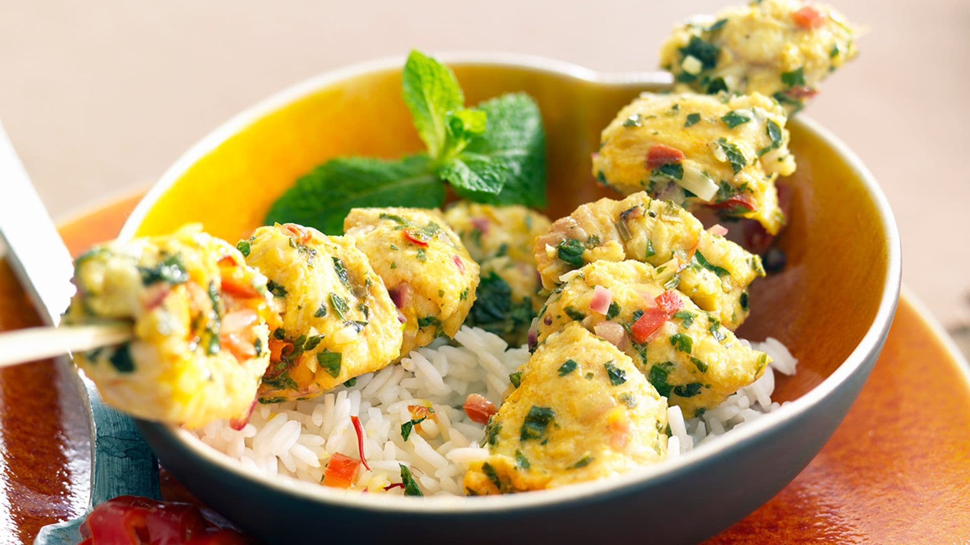 Brochetas de congrio al azafrán con arroz basmati