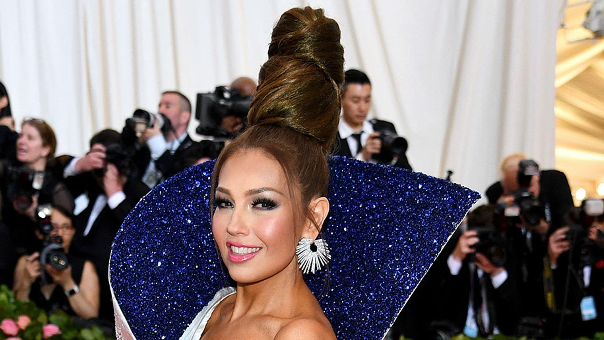 Thalía deslumbró en la MET Gala con un look galáctico y un peinado ¡fuera de este mundo!
