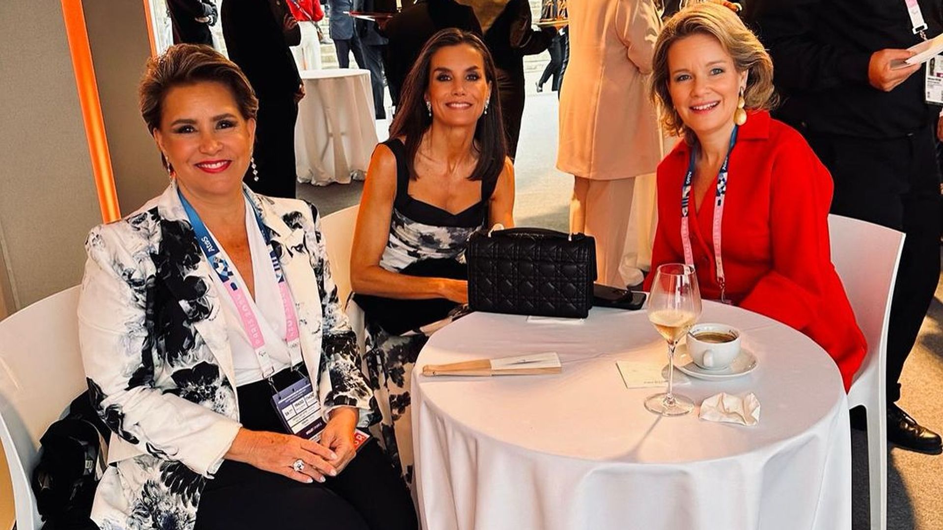 La reina Letizia, más espontánea que nunca en París: de su ‘selfie’ con el Rey a su distendida charla con otras 'royals'