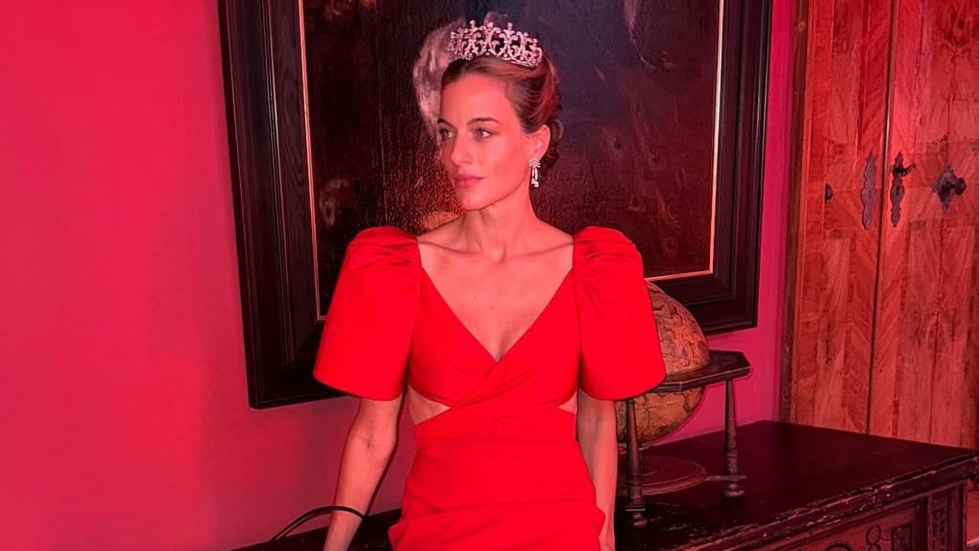 Cleo Oettingen-Spielberg, de gala con tiara y un vestido rojo