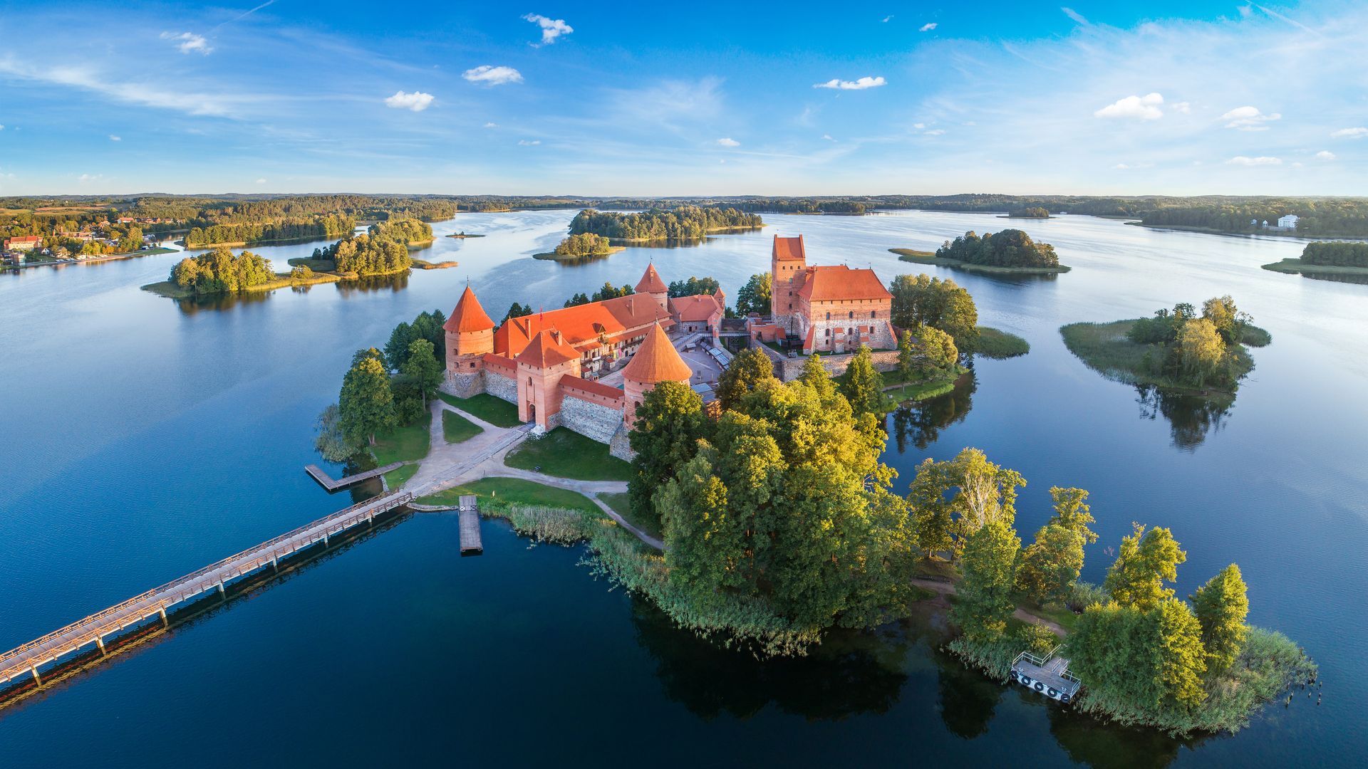 El castillo que parece flotar sobre un lago: la joya medieval de Europa que casi nadie conoce