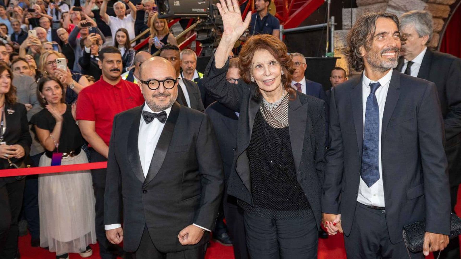 Sofía Loren reaparece espléndida a sus 88 años en el Festival de Verona junto a su hijo Carlo Ponti