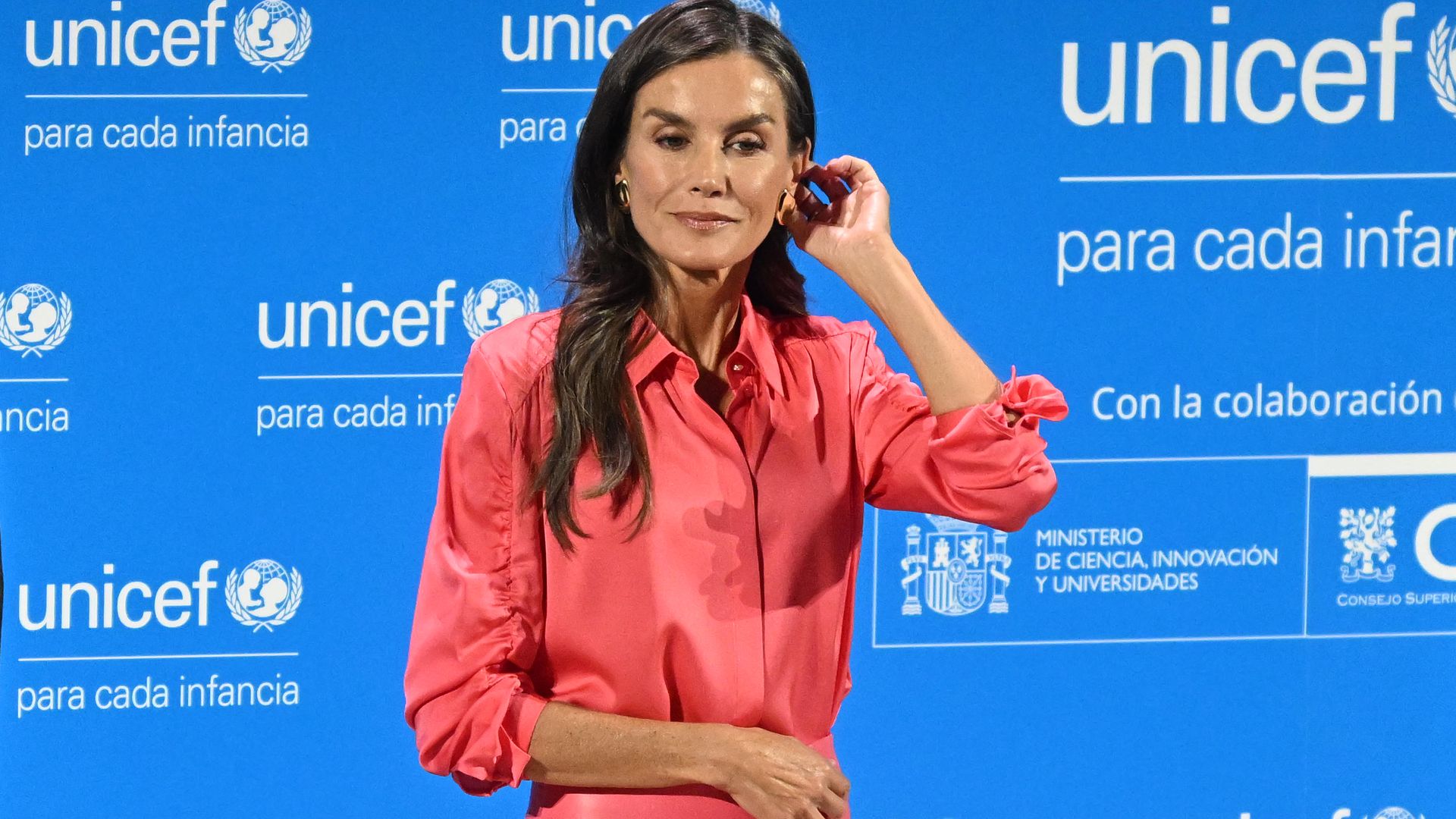 Letizia, muy transgresora en Madrid, recupera la falda de cuero rosa que gustaría a Meghan Markle
