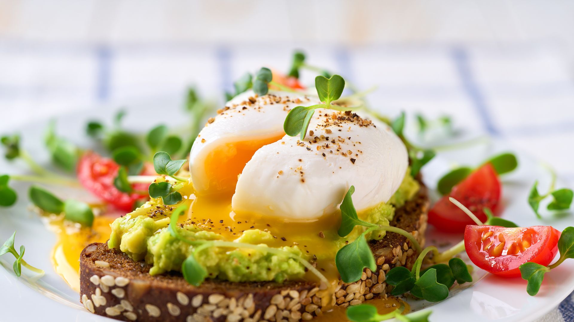 Tostada de huevo con aguacate