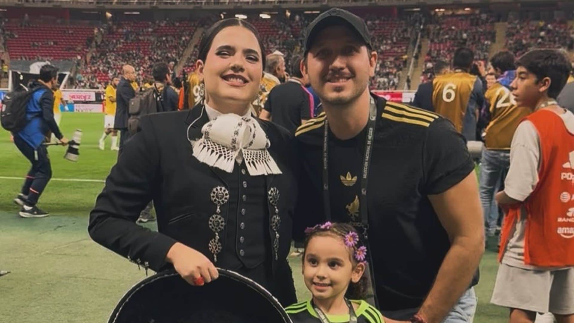 Camila Fernández celebra junto a su esposo e hija su triunfo al cantar el Himno Nacional mexicano