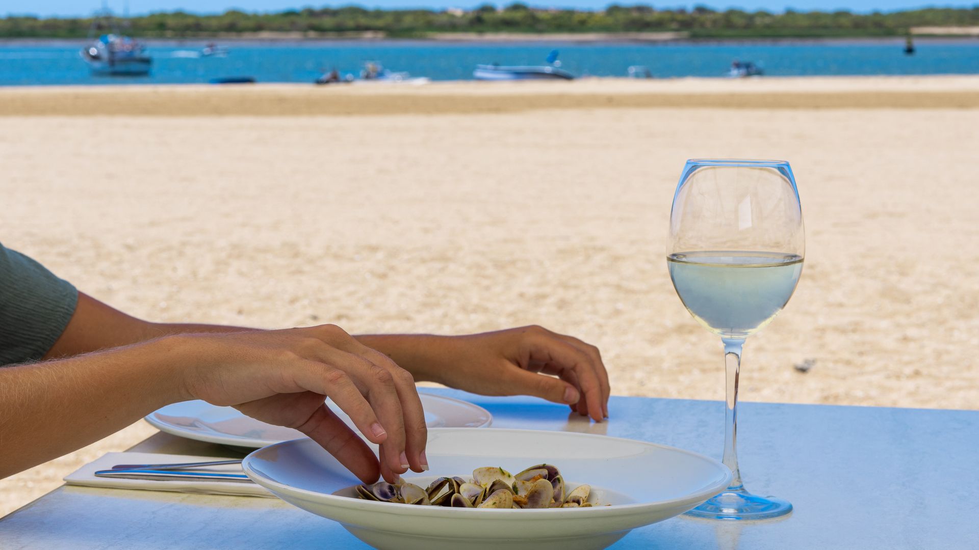 Plato coquinas playa Doñana. Agencia Destino Huelva.