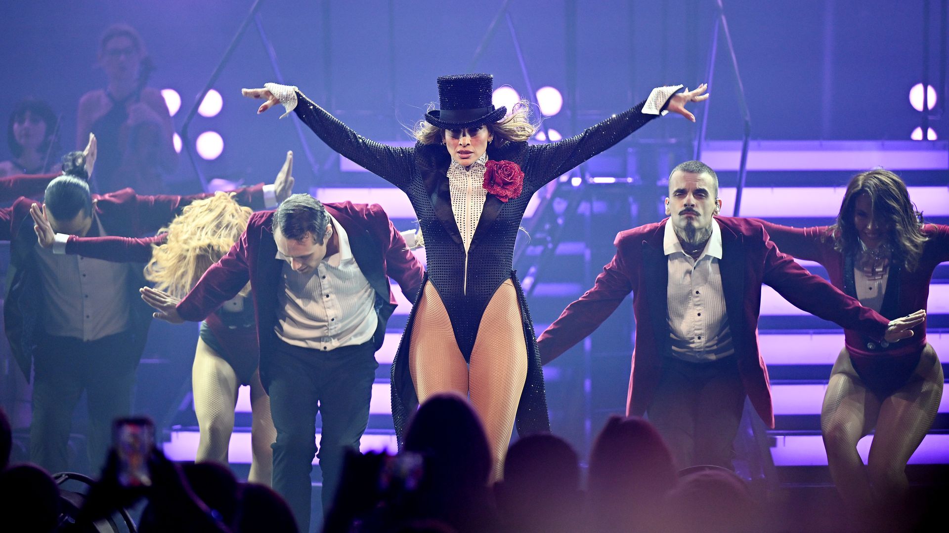 Jennifer Lopez luce diferentes y muy sensuales atuendos en su residencia en Las Vegas.