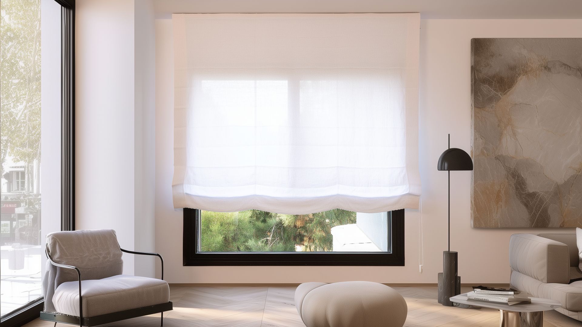 Salón con grandes ventanales con el marco negro, estor blanco, suelo de madera, sillón, lámpara de pie negra
