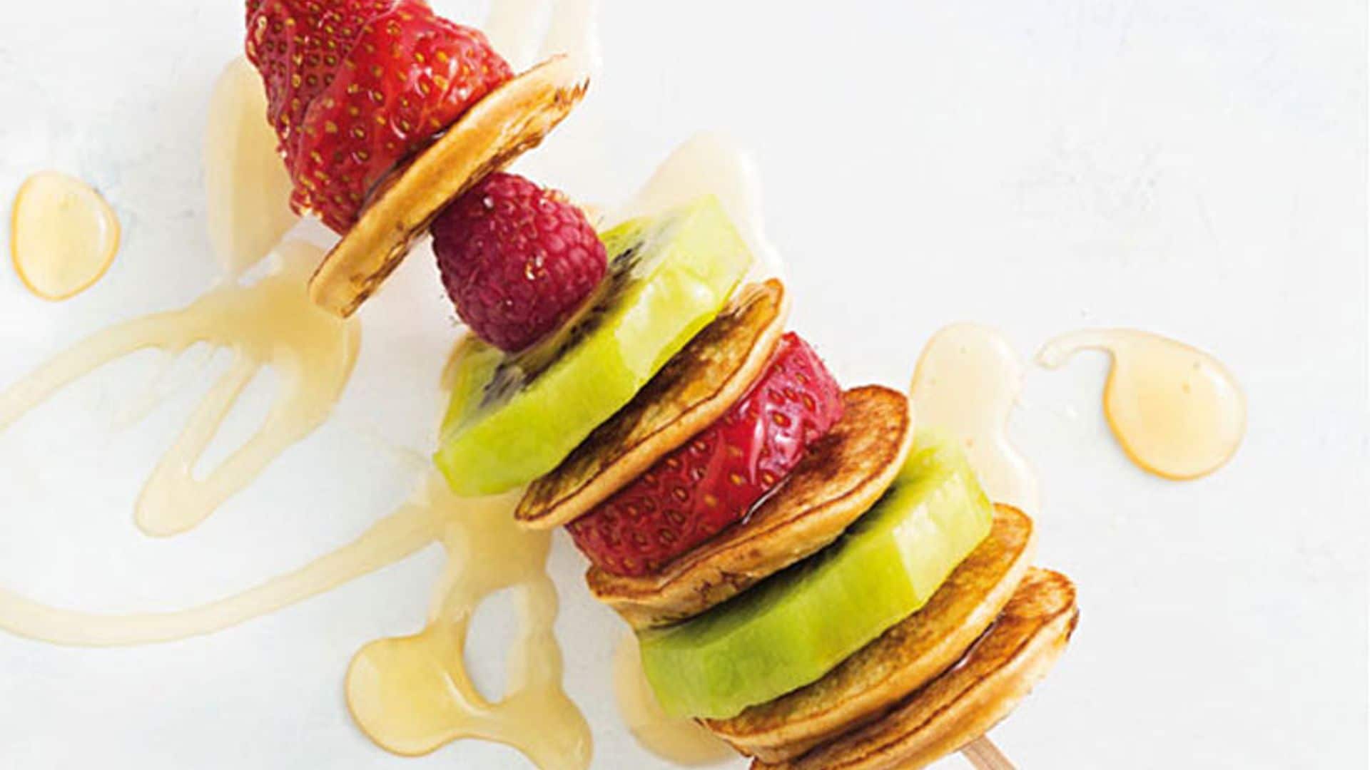 Brochetas de frutas y 'minipancakes' de avena